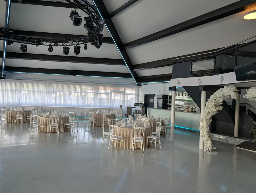 Festsaal im Royal am See mit Barbereich und eingedeckten Tischen
