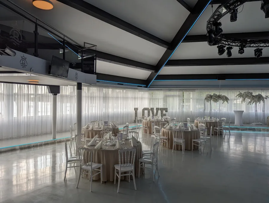 Festsaal im Royal am See mit fest verbauter Ton- und Lichtanlage