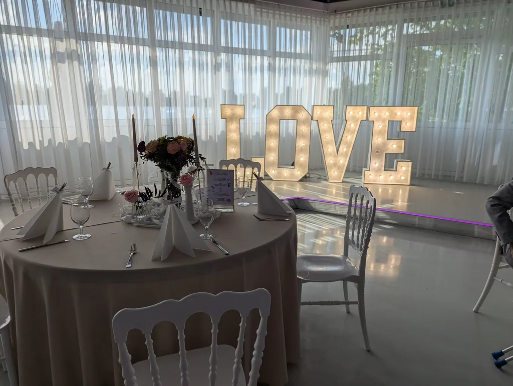 Royal am See Friedberg mit eingedecktem Hochzeitssaal und beleuchtetem LOVE-Schriftzug