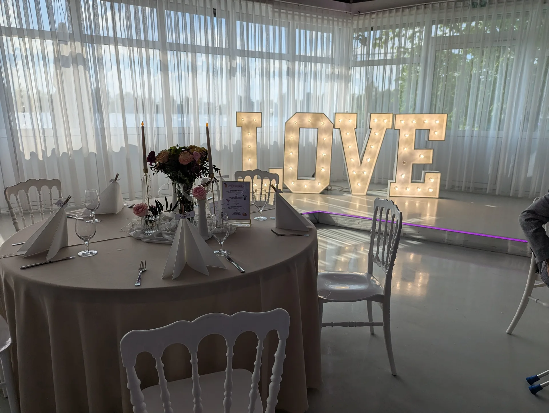 Royal am See Friedberg mit eingedecktem Hochzeitssaal und beleuchtetem LOVE-Schriftzug