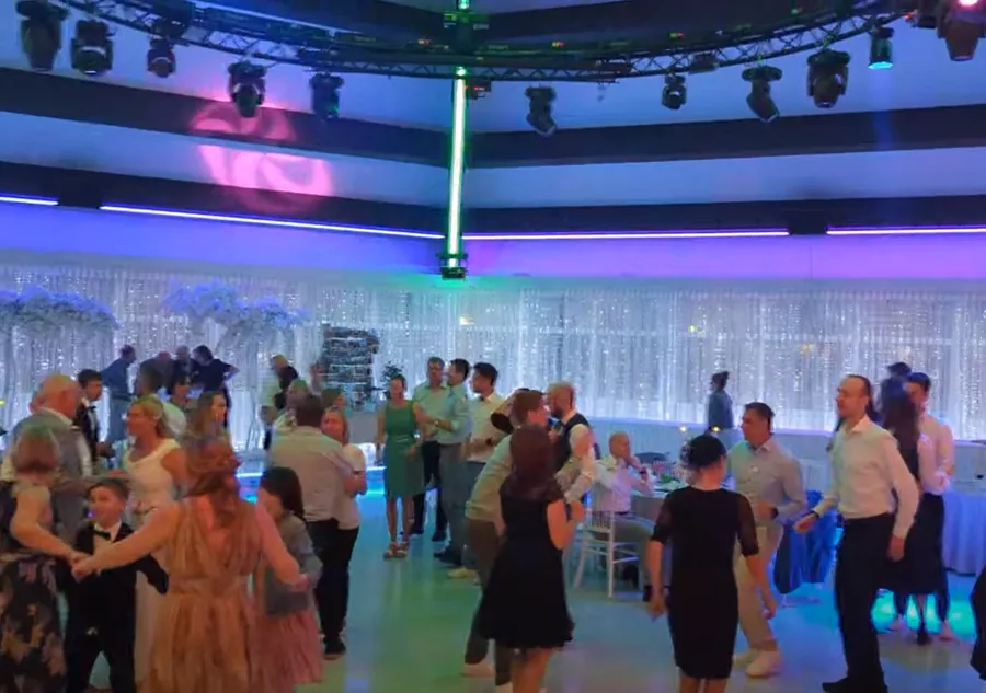 Hochzeitsparty im Royal am See mit Tanzfläche und Ambientelicht