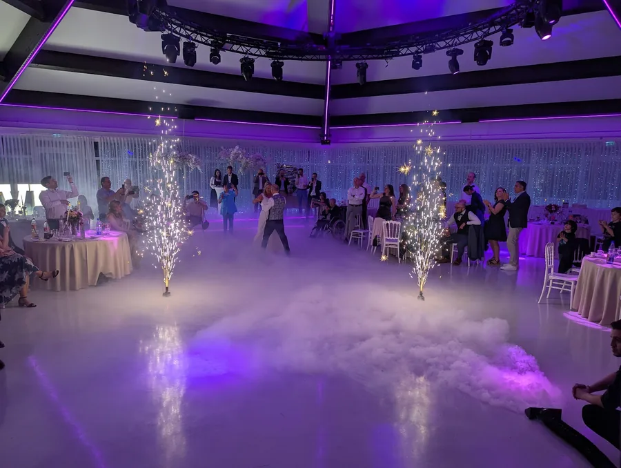 Hochzeitstanz im Royal am See mit Bodennebel und Funkenfontänen