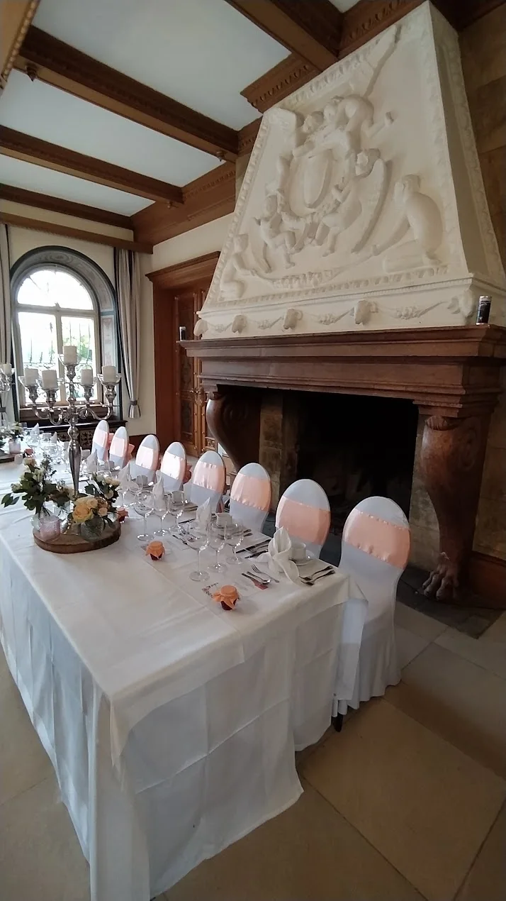Gedeckte Hochzeitstafel vor dem historischen Kamin im Schloss Höhenried