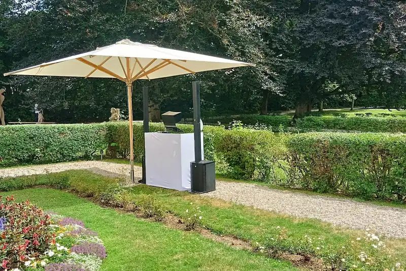 Outdoor DJ-Setup im Schlosspark Lautrach für freie Trauung mit Sonnenschirm