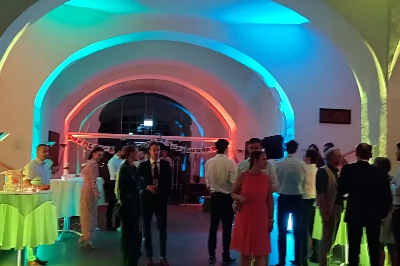 Foyer Schloss Lautrach am Abend mit farbiger Ambient-Beleuchtung an den Bögen