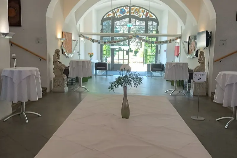 Foyer im Schloss Lautrach mit Stehtischen und Bögen als Main-Area beim Sektempfang