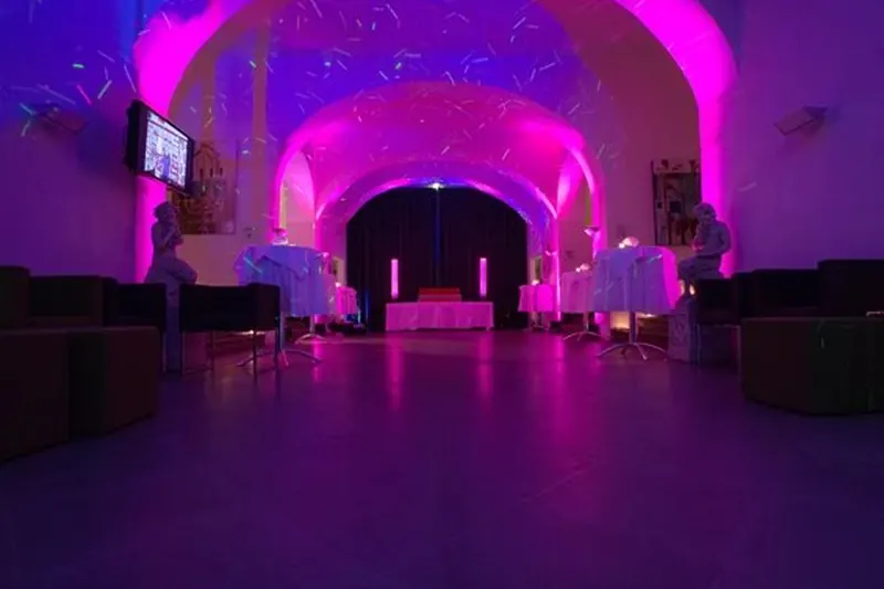 Foyer Schloss Lautrach mit pink-violetter Lichtinszenierung und Bühne