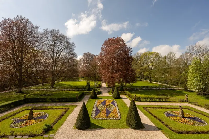 Schlosspark Lautrach Übersicht mit Blumenbeeten, Pyramiden und Wiese