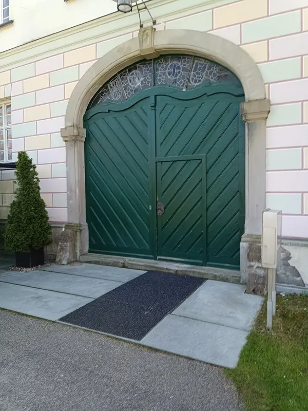 Historisches Hauptportal des Schloss Lautrach mit Sandstein-Bogen