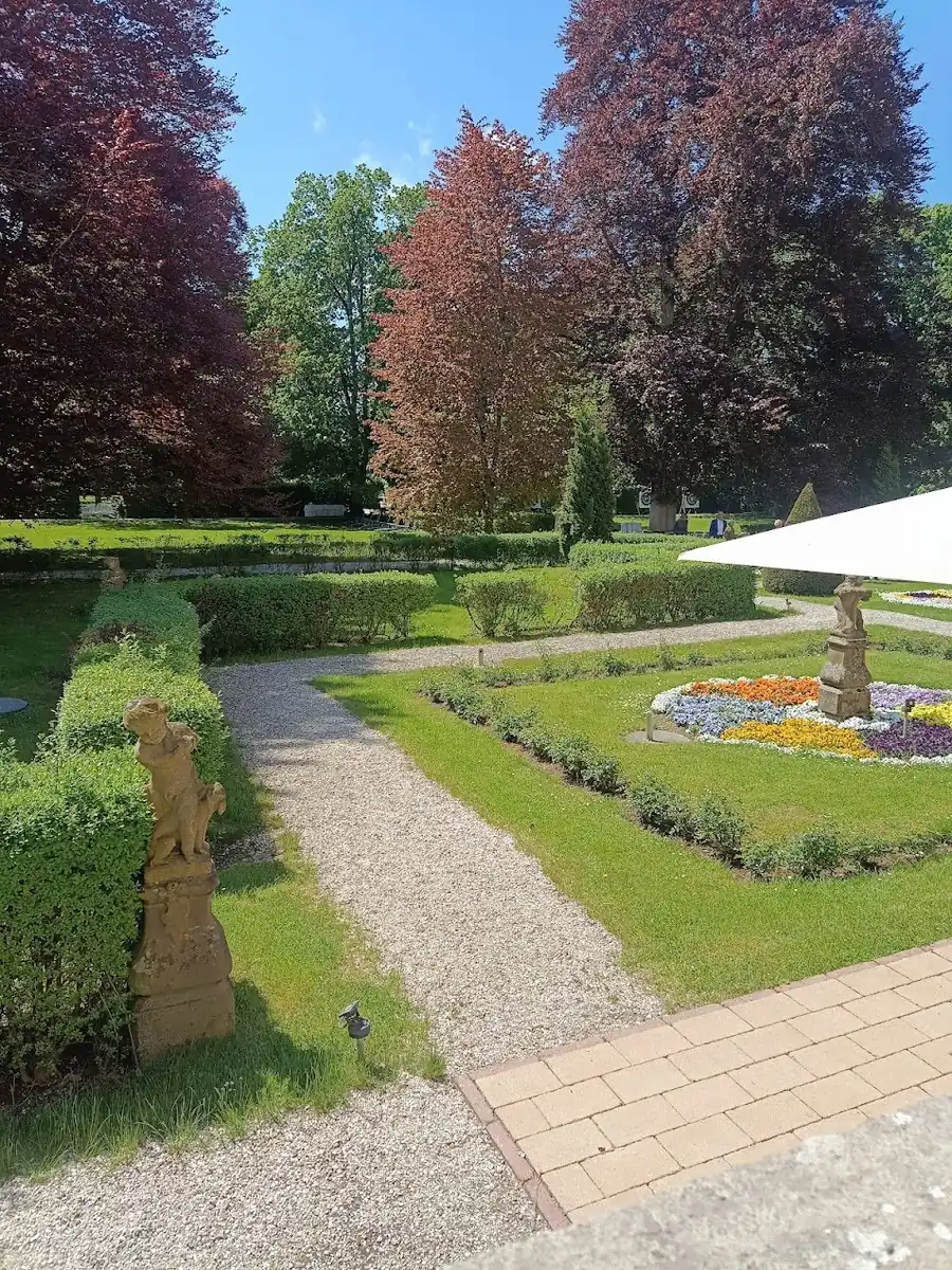 Blick in den Schlosspark Lautrach mit barocken Blumenbeeten und Skulpturen