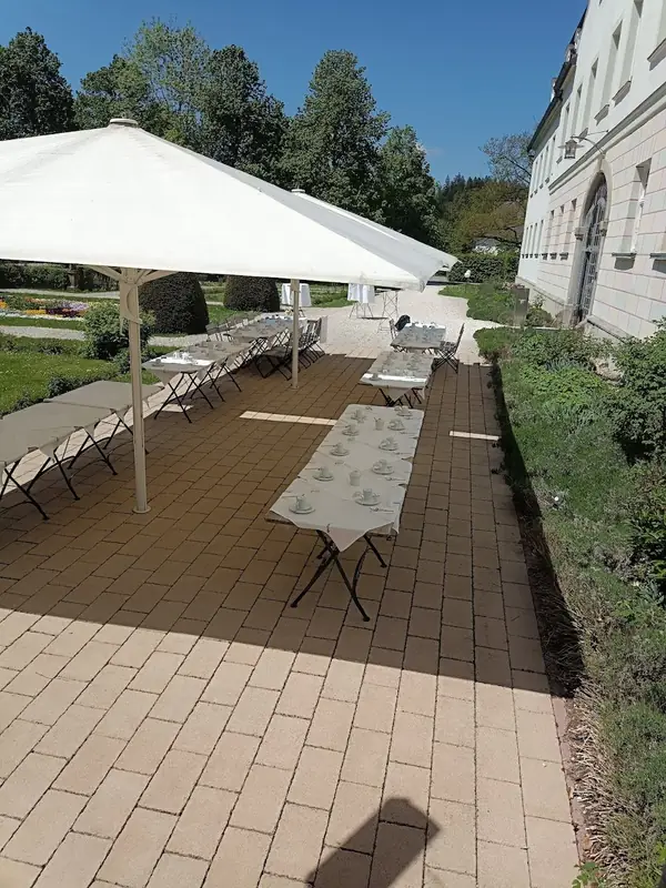 Outdoor-Dinner auf der Schlossterrasse mit eingedeckten Tischen