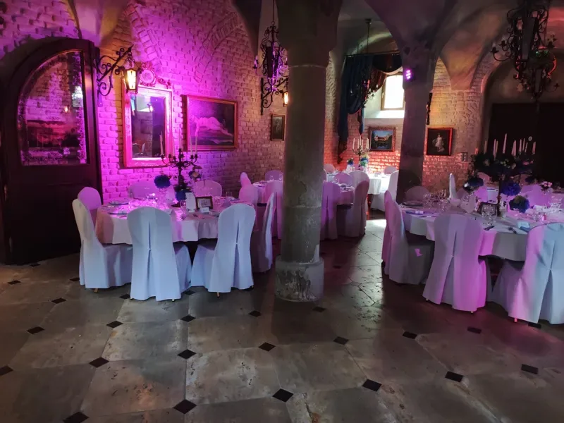 Schloss Oberndorf – Gewölbesaal mit gedeckten Tischen und Ambiente-Licht