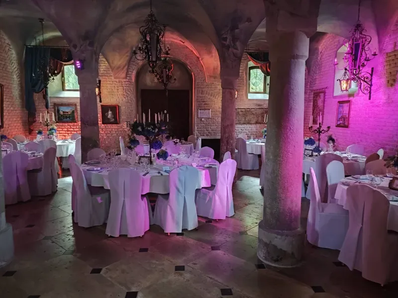 Schloss Oberndorf Saal – romantische Hochzeitstafel mit Blumenschmuck