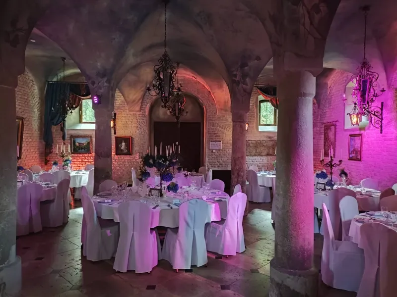 Schloss Oberndorf – Weitwinkelansicht des festlich dekorierten Saals