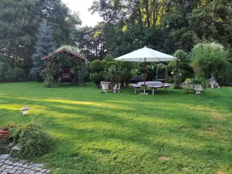 Schloss Oberndorf Schlosspark – Gartenanlage mit Pavillon