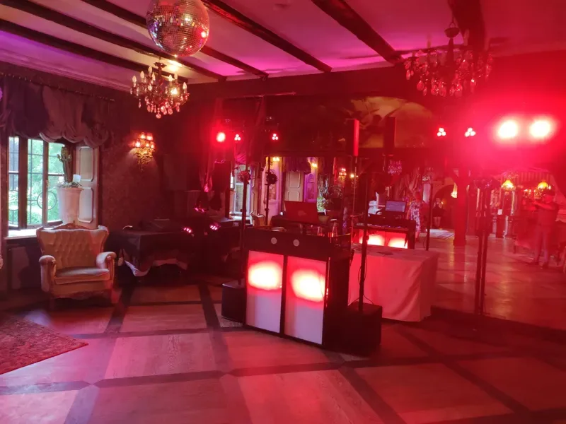 Schloss Oberndorf – DJ Setup und Tanzfläche mit Discoball