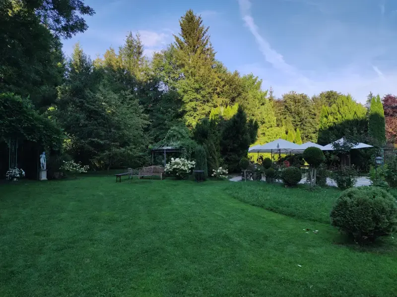 Schloss Oberndorf Garten – weitläufiger Schlosspark mit alter Bepflanzung