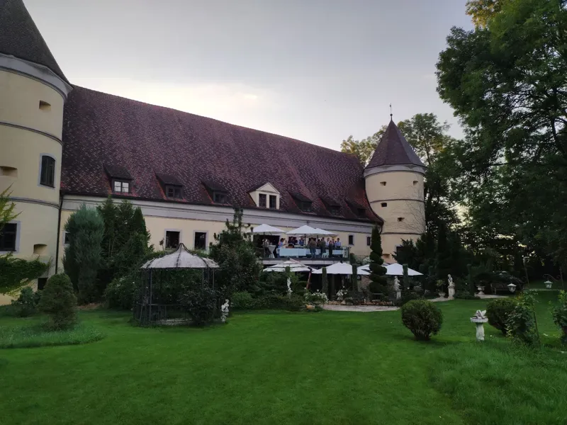 Schloss Oberndorf Außenansicht – historisches Schloss mit Turm und Park