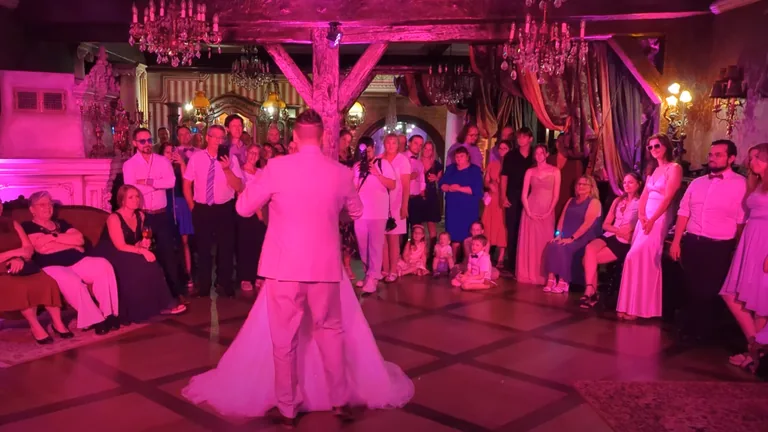 Schloss Oberndorf, Hochzeitsparty auf der Tanzfläche mit DJ