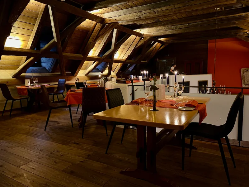 Außenansicht und Biergarten der Schlossgaststätte Wellenburg bei Augsburg