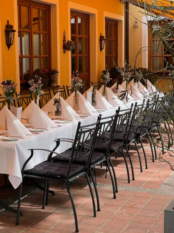 Abendstimmung im oberen Gastraum der Schlossgaststätte Wellenburg