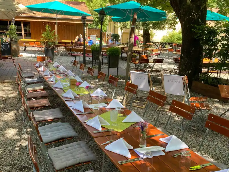 Außenbereich der Schlossgaststätte Wellenburg für Empfang oder Dinner