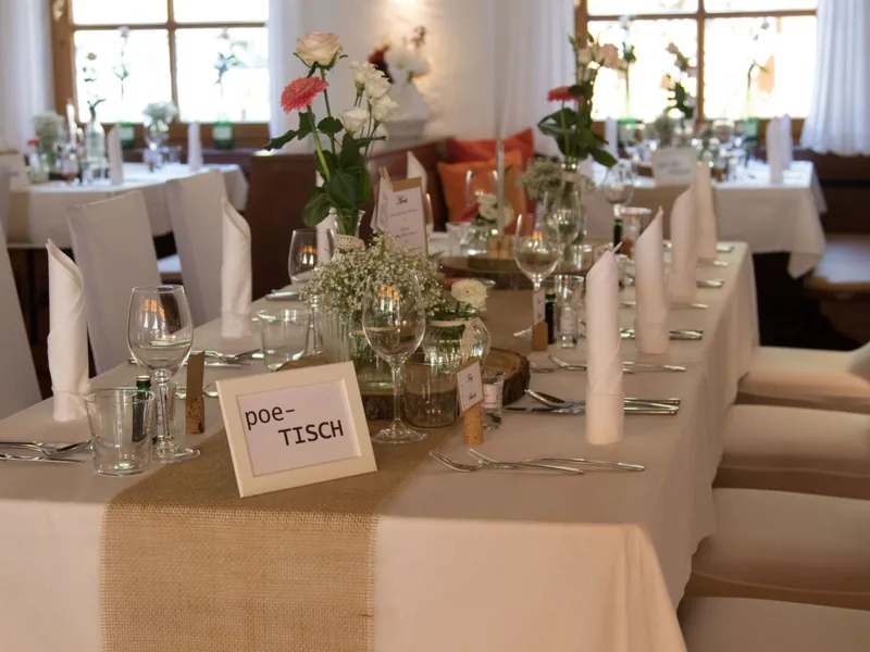 Biergarten der Schlossgaststätte Wellenburg mit langer Tafel