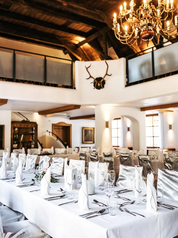 Detail eines festlich gedeckten Hochzeitstisches in der Schlossgaststätte Wellenburg