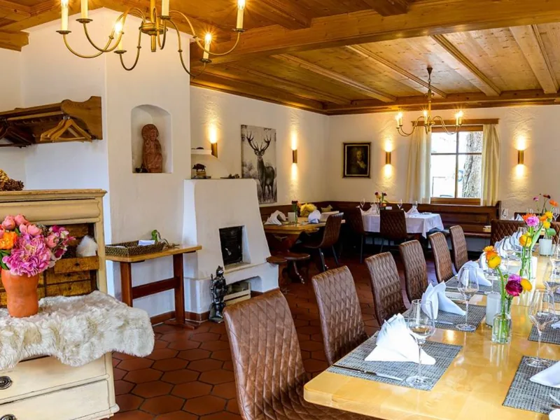 Festsaal der Schlossgaststätte Wellenburg mit klassischer Hochzeitsbestuhlung