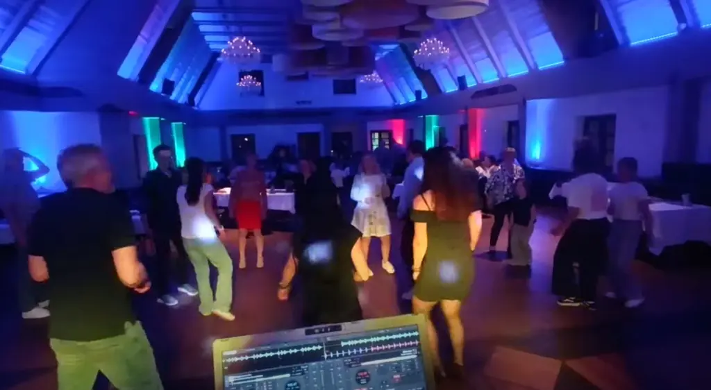 Tanzende Gäste im Strasser Gersthofen aus DJ-Perspektive in blauem Licht
