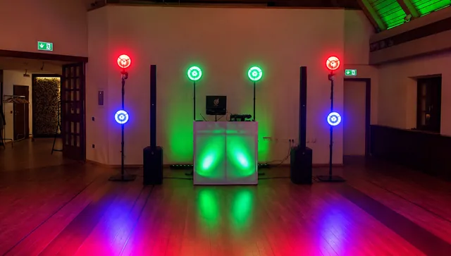 DJ-Setup mit bunten Lampen im Strasser Gersthofen