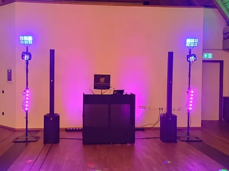 DJ Setup im Festsaal des Strasser Gersthofen – Licht und Ton aufgebaut