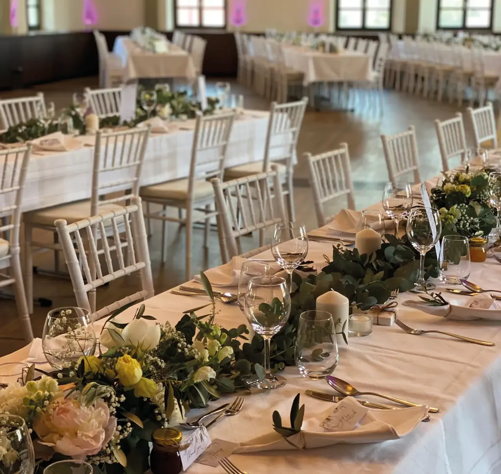 Gedeckter Festsaal im Strasser Gersthofen für Hochzeiten