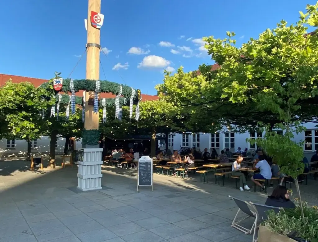Wirtsgarten unter Platanen im Strasser Gersthofen