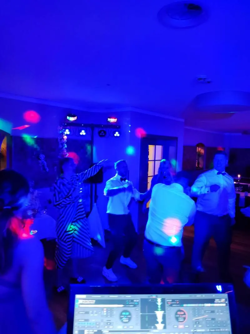 DJ Rico Cinsano moderiert ein Hochzeitsspiel
