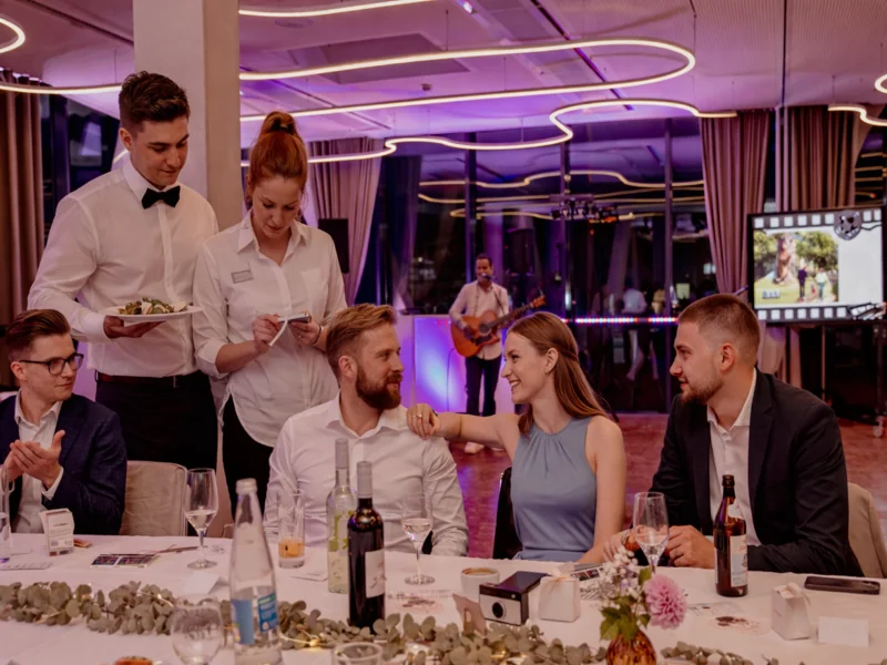 Gruppenfoto auf der Dachterrasse des Weitblick Event