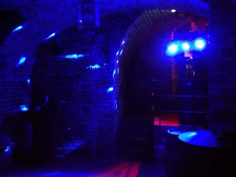 Bogengang im Zisternenkeller mit Lichtspots auf den Seitenbögen