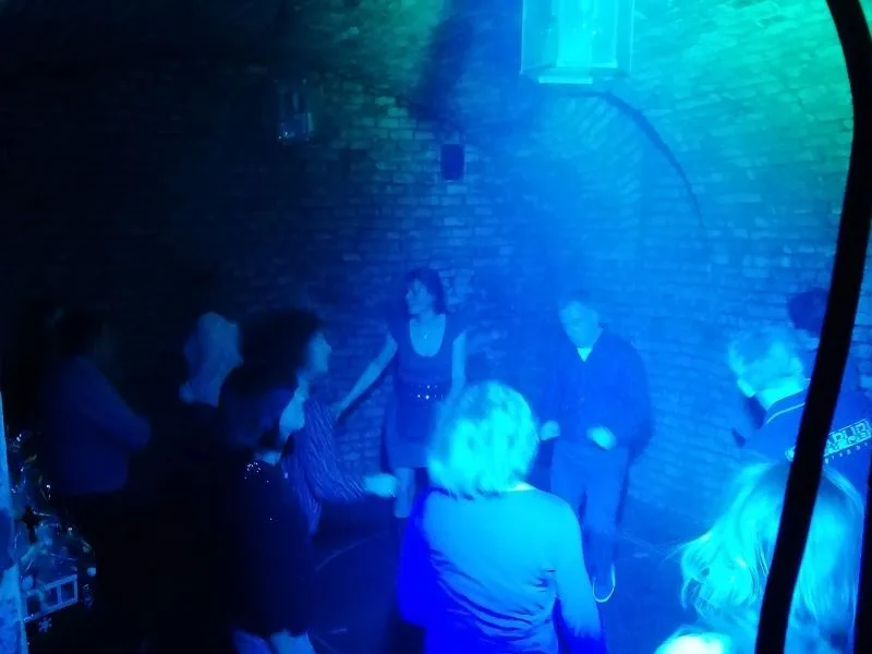 Tanzende Gäste im Zisternenkeller Augsburg bei blauem Licht