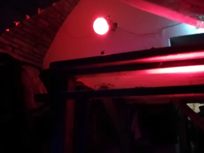 Detail einer roten Lampe im Zisternenkeller