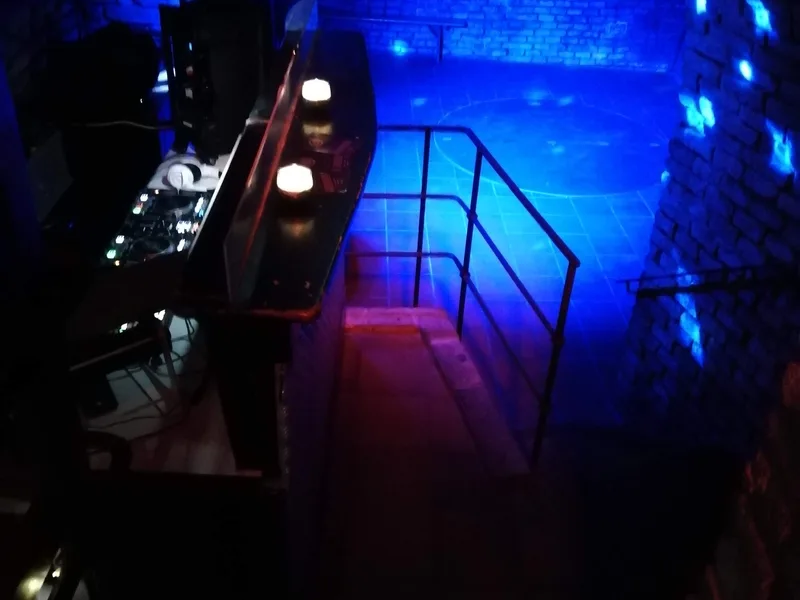 Zisternenkeller von oben mit DJ-Pult und Lichtspots