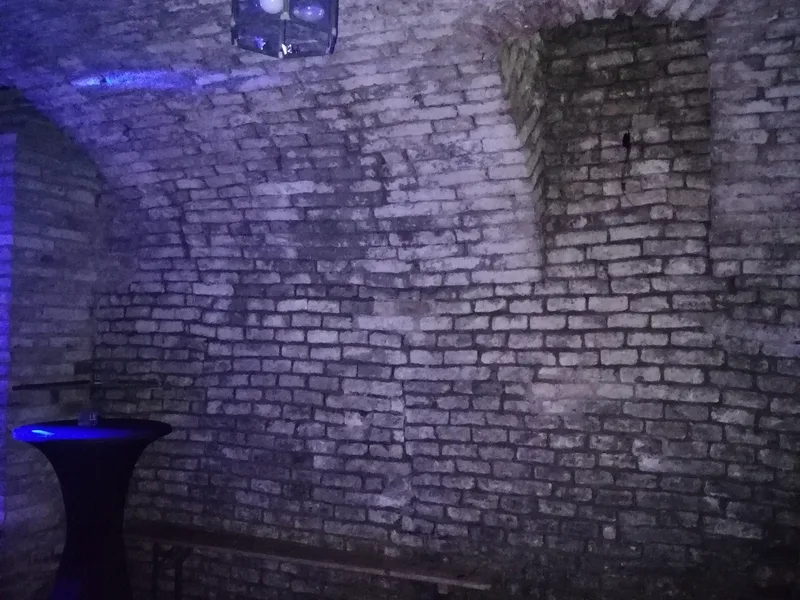 Detailaufnahme einer Laterne an der Backsteinwand im Zisternenkeller